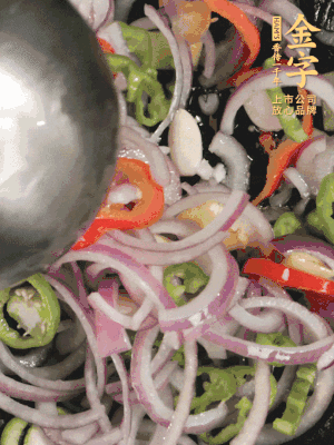 生姜、大蒜、青紅辣椒圈、洋蔥放油鍋煸香。