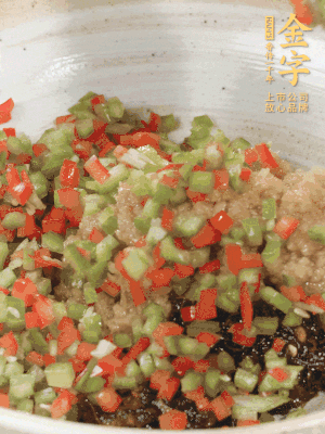 XO醬、蒜蓉醬、青紅椒粒攪拌成醬料。