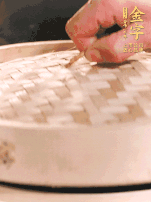 醬鴨半只加姜片、蔥、黃酒上鍋蒸20分鐘。