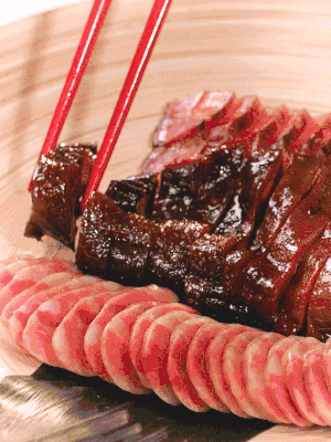 香腸、醬肉適合切片、醬鴨適合切塊。