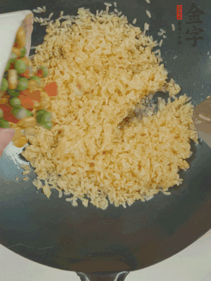 下豌豆粒、胡蘿卜粒、玉米粒。（買現(xiàn)成冷凍的雜菜即可，非常方便）