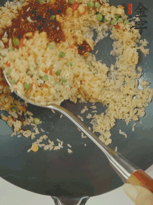 翻炒熟后，加金字火腿XO醬。