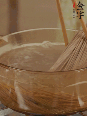 水開(kāi)后下蕎麥面，煮2分鐘后過(guò)涼水備用。