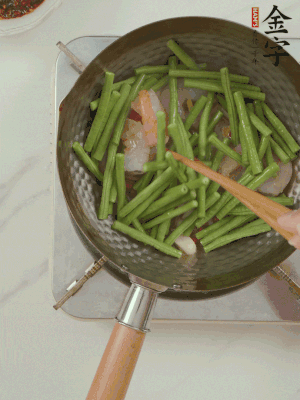 下掰好的缸豆段翻炒，略燜煮。