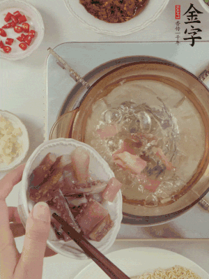 魷魚熱水下鍋，焯水備用。