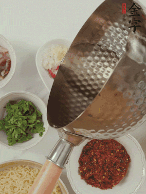 蒜末、小米辣、芝麻淋上熱油。