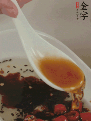 再加2勺生抽、1勺香醋攪拌。