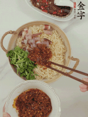 在面上鋪魷魚、香菜、金字火腿大師醬。