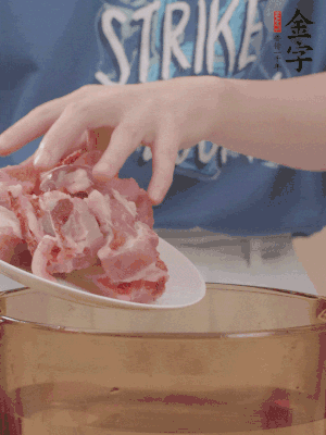排骨剁小塊，加姜片、料酒沸水下鍋焯水。