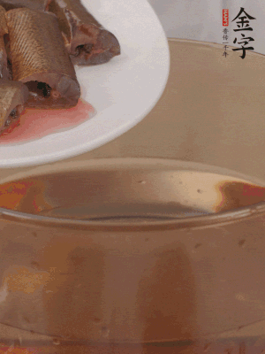 處理干凈的黃鱔段，加姜片、料酒沸水下鍋焯水。撈出用涼水沖洗干凈。