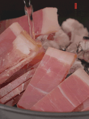 排骨、黃鱔段、金字火腿片放入砂鍋中，加沒(méi)過(guò)食材的水。