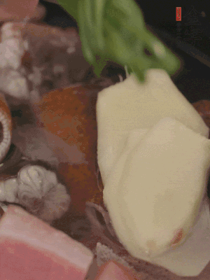 加姜片、蔥結(jié)、料酒。