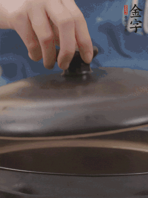 大火煮開后轉(zhuǎn)小火，燉煮20分鐘左右。