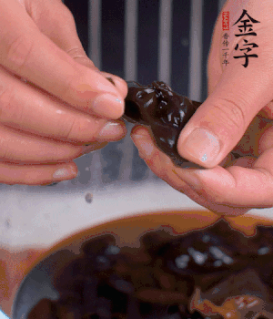 木耳冷水泡發(fā)，處理成小塊。（如果是小木耳就不用切了）