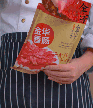 香腸切成斜片，小米辣切成斜片。