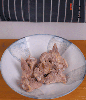 排骨加1勺黃酒、1勺蠔油、1勺玉米淀粉、1/4勺胡椒粉腌制半小時(shí)。