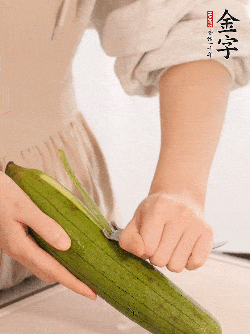 絲瓜去皮切滾刀塊用鹽殺一下水分洗凈。