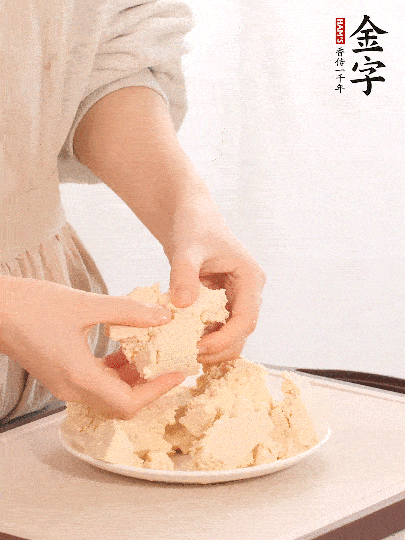 老豆腐用手掰成塊。