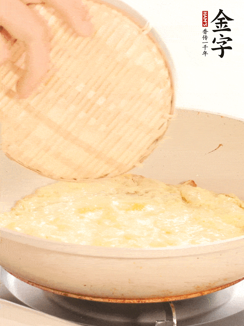 鍋內(nèi)放入少許油，油溫4成熱倒入一個(gè)雞蛋煎熟