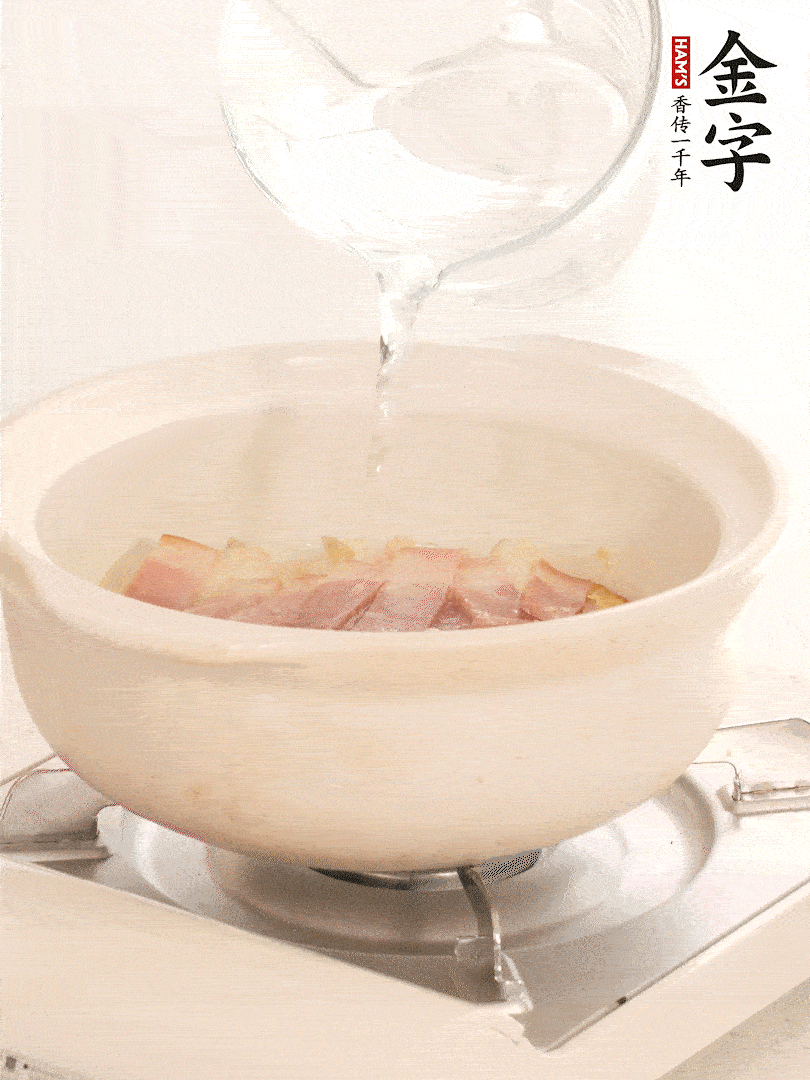 放入火腿片，加開水，再加入豆腐