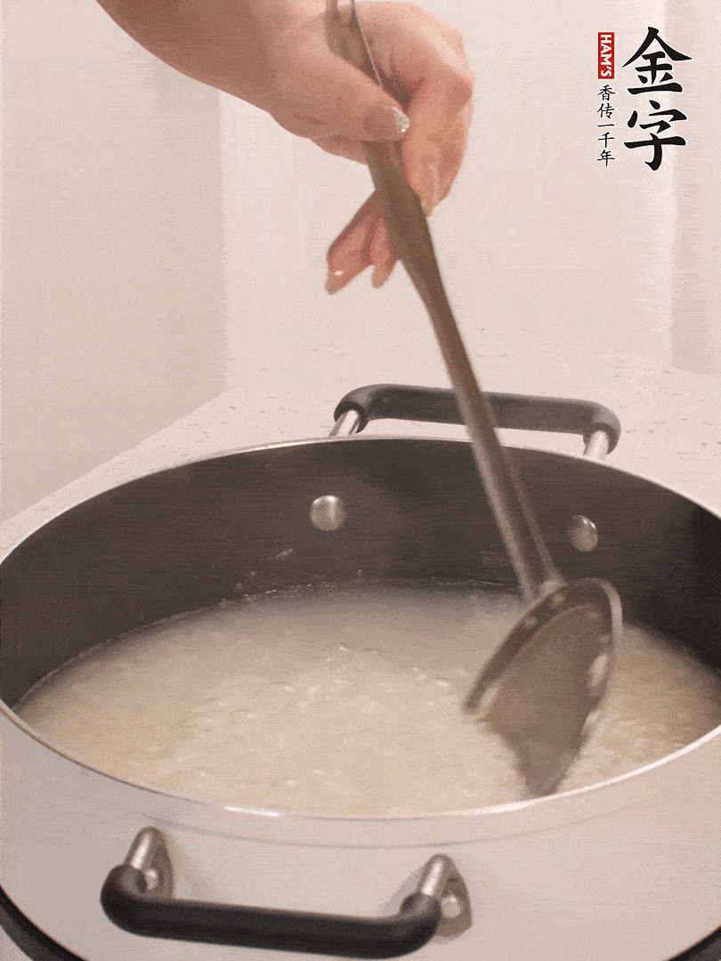 香菇、土豆、胡蘿卜、金字土香腸切小塊。