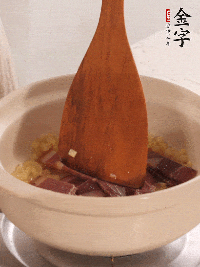 加熱水，加入白菜蓋上蓋子煨煮3分鐘。