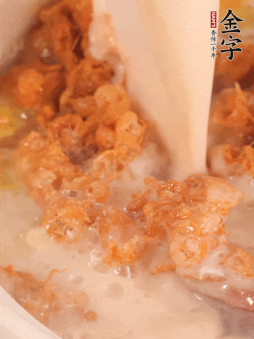 加入蛋酥再煨煮2分鐘，加入豆?jié){。