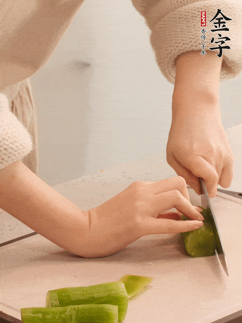 萵筍和白蘿卜用擦絲器擦成細(xì)絲。