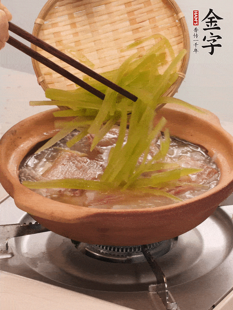 倒入熱水煮開后，轉(zhuǎn)小火燉煮10分鐘，呈奶白色湯底。