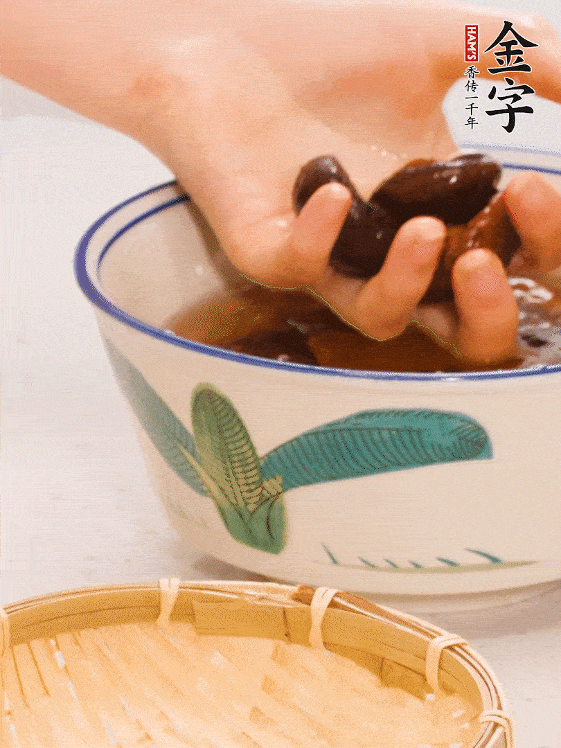 干香菇提前泡發(fā)切片，泡香菇水留著備用。