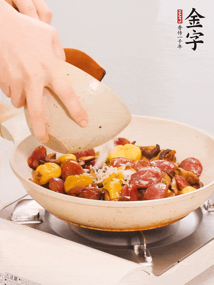 把米淘洗干凈，放入切好的香菇、板栗、毛豆。