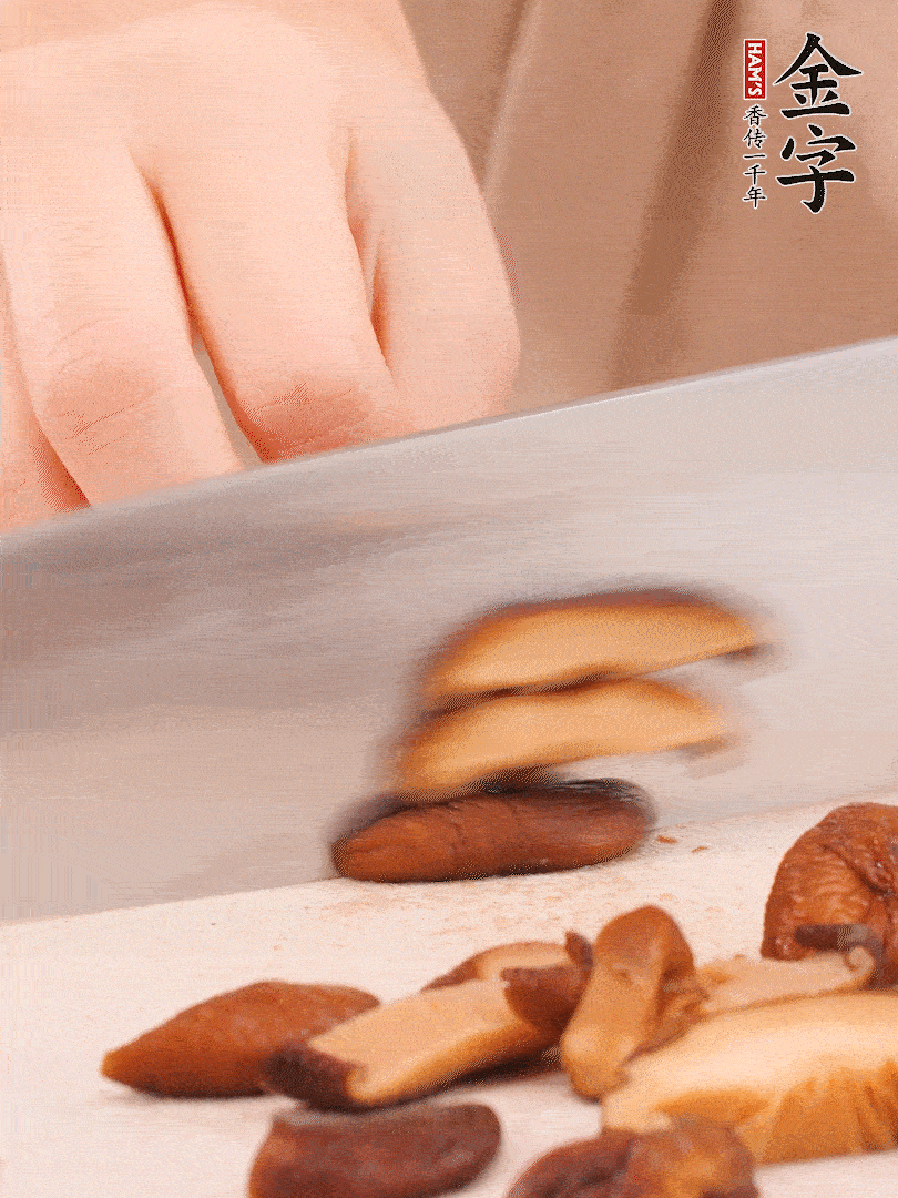 干香菇泡發(fā)，切成小塊。