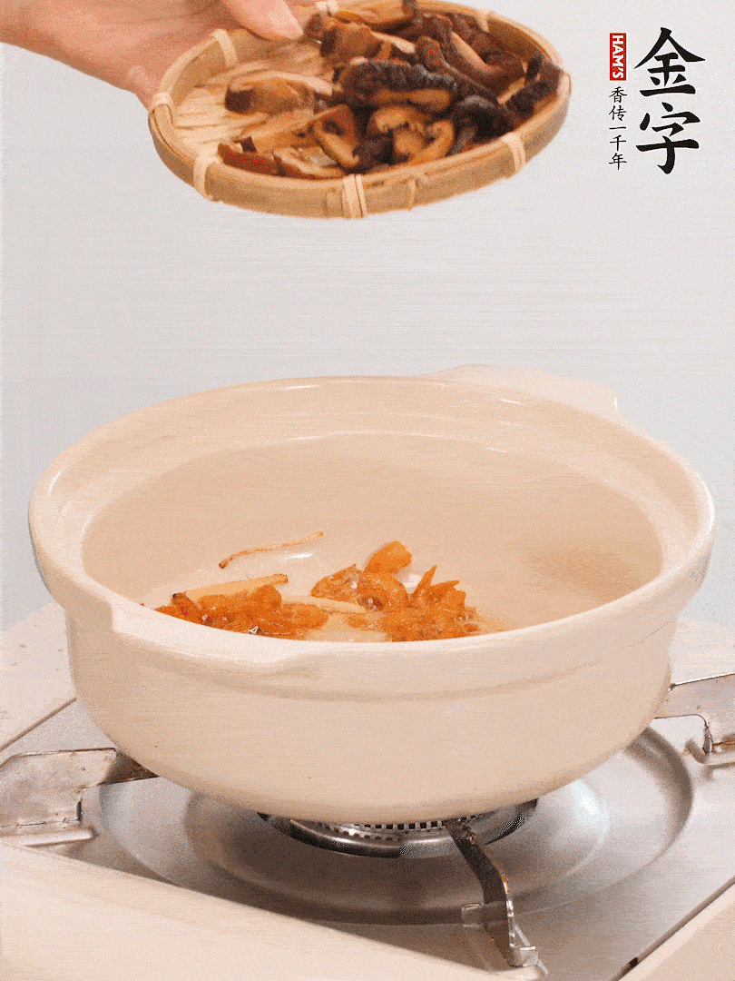 砂鍋倒入少許油，放入姜絲、海米小火煸香；再放入香腸、南瓜、干香菇一起翻炒2分鐘。