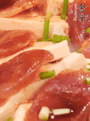 調(diào)一個醬汁：2勺生抽、1勺蠔油、半勺白糖、1勺淀粉、半碗清水調(diào)成料汁燒開