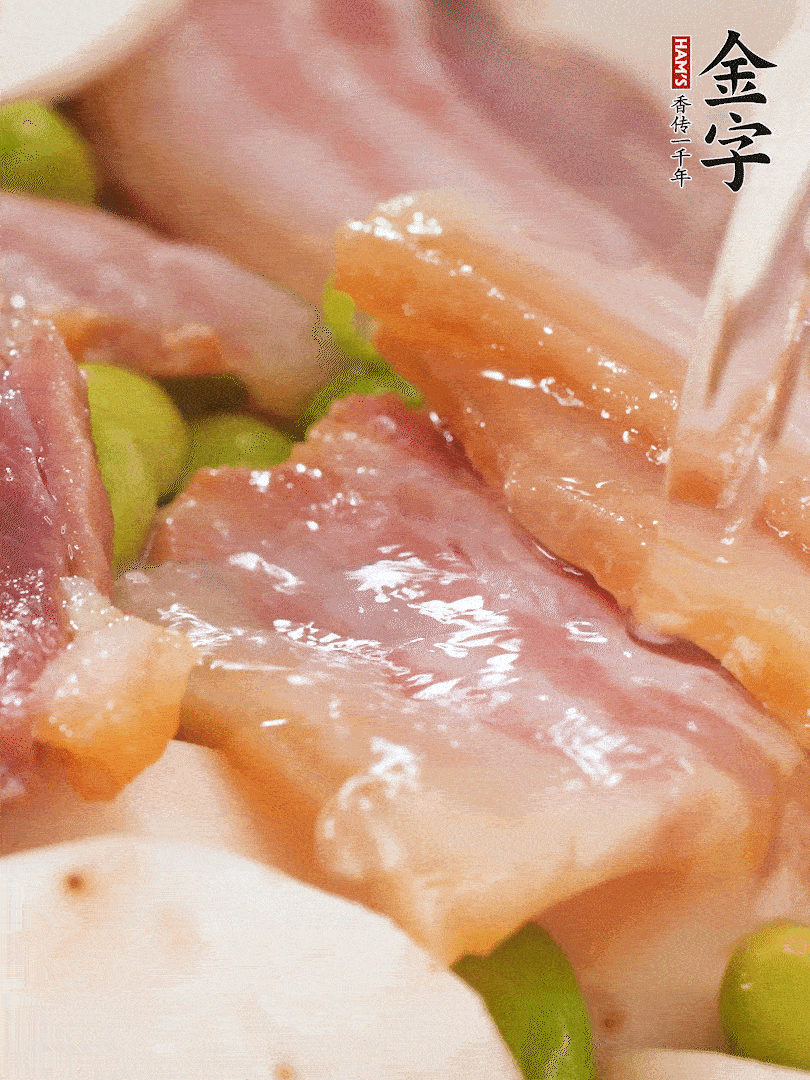 倒入芋艿、熟毛豆，翻炒均勻，加1小碗水煮開(kāi)