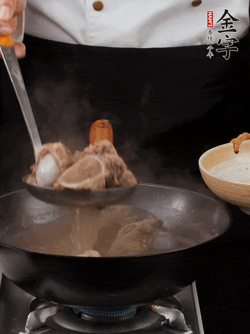 大筒骨清水浸泡30分鐘，中途換水2-3次。冷水下鍋，加姜片、料酒焯水，撇去浮沫。