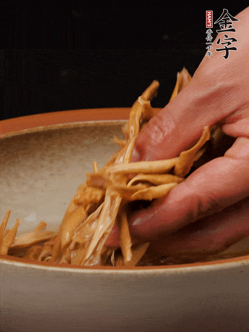 農(nóng)家土筍尖提前泡軟，用刀劃成細(xì)絲，這樣會(huì)更加入味。