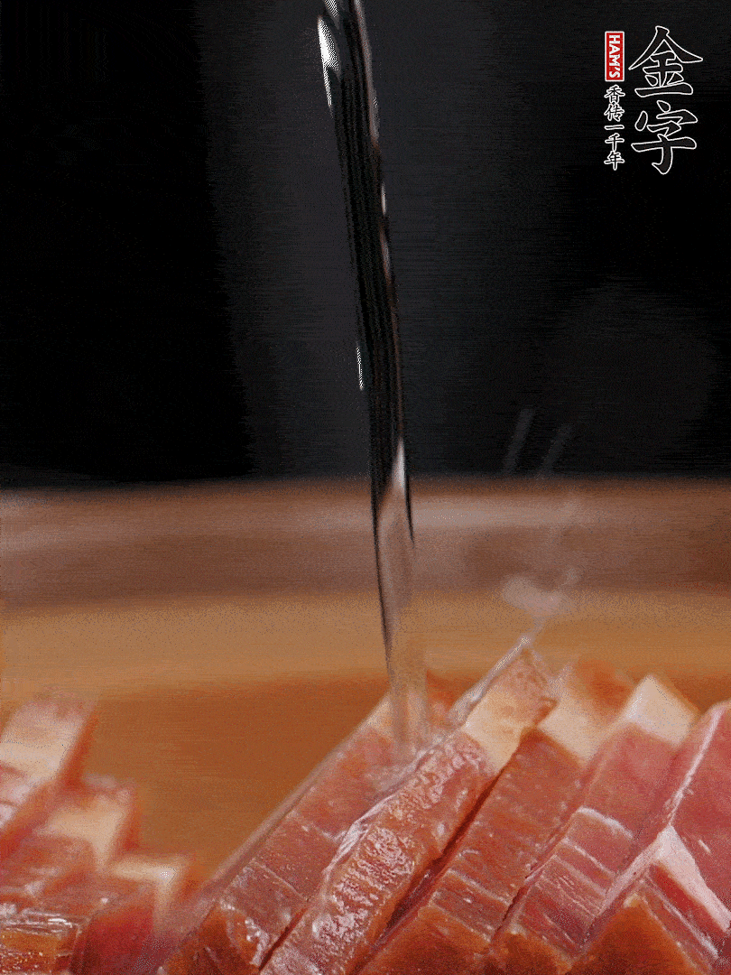 金字火腿切片，放入溫水中泡10分鐘，金字土香腸斜切成片。千張切成細(xì)條。