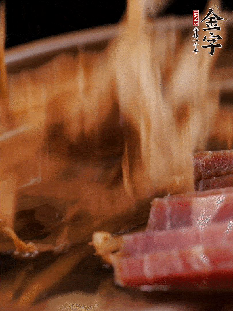 大筒骨、金字火腿、姜片、黃酒一起放入砂鍋，加筍干燉煮40分鐘。（如果家里有高壓鍋，用高壓鍋把高湯壓出來(lái)更鮮濃。）