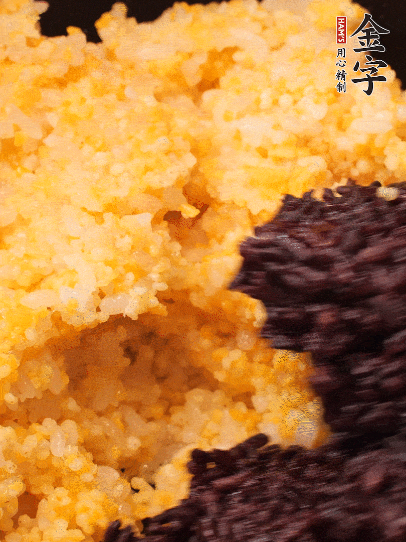 混合小米、紫米煮熟，加豬油攪拌均勻（紫米分開煮在攪拌）