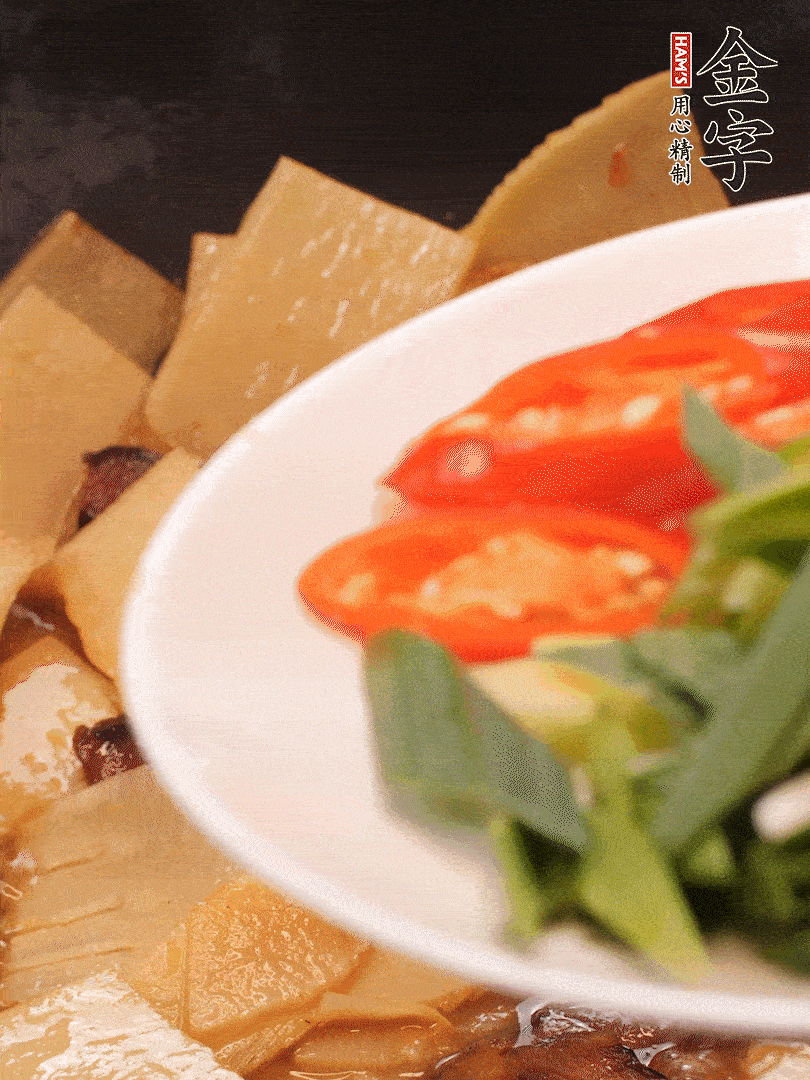 少許料酒增香，下蒜白、青紅辣椒略微翻炒