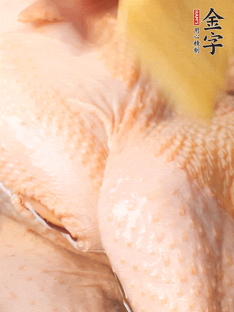 老母雞去頭去尾，斬去雞爪。冷水入鍋，加料酒、蔥姜焯水，煮出浮沫后撈出，用清水洗凈