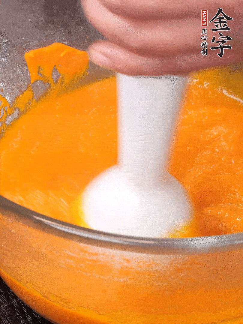 300g南瓜，去皮去瓤切滾刀塊，大火蒸8分鐘，料理機打成泥，篩網過篩成泥