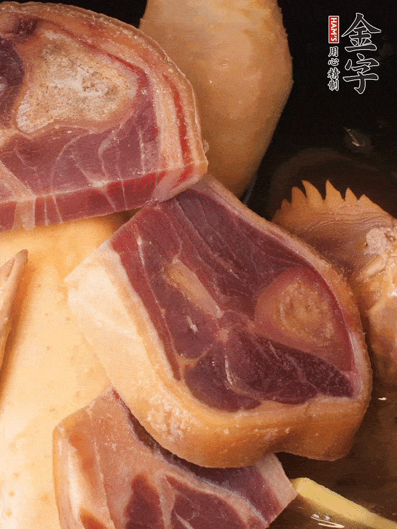 火踵、老母雞加蔥、姜、料酒、清水，大火燒開后轉小火，燉1小時