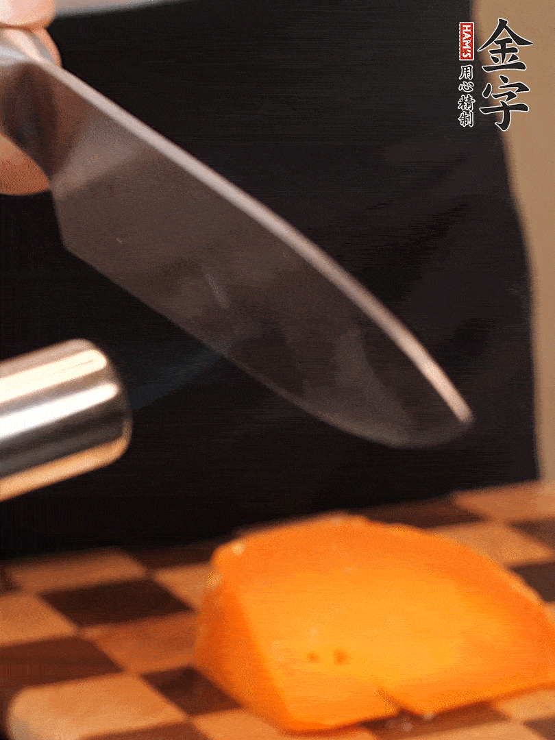 間隔擺上哈密瓜、奶酪、迷迭香、核桃仁