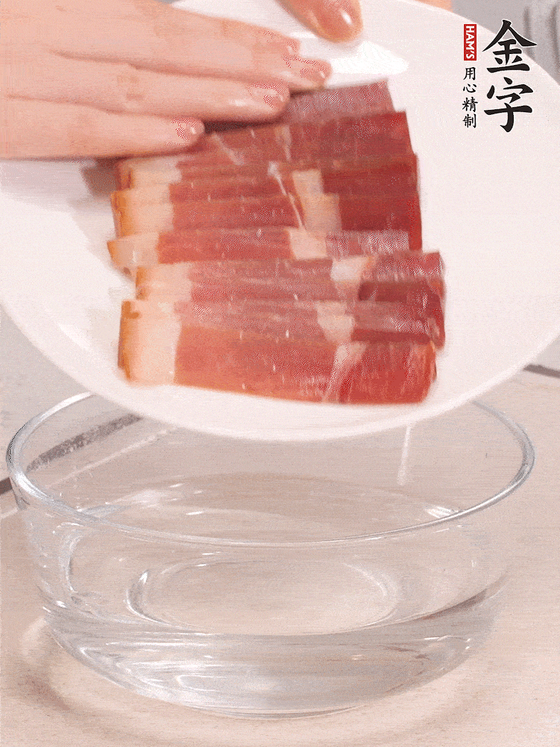 鴨腿冷水下鍋，加姜片、料酒焯水