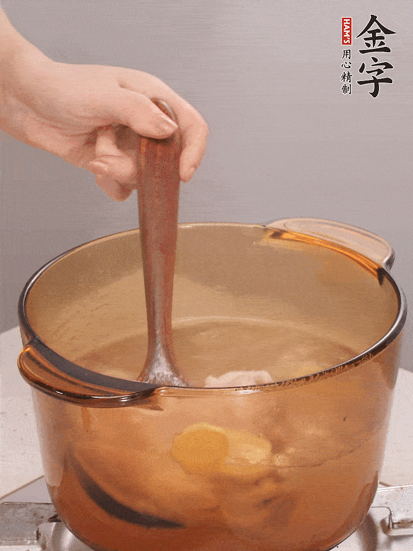 鴨肉、白果、火腿、生姜一起放入砂鍋，清水沒過食材，大火燉煮1小時