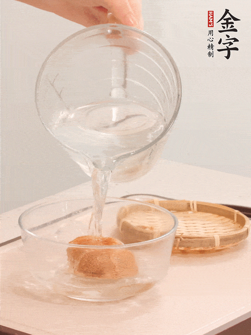 猴頭菇至少泡發(fā)半小時(shí)，將浸泡后的黃水?dāng)D干；