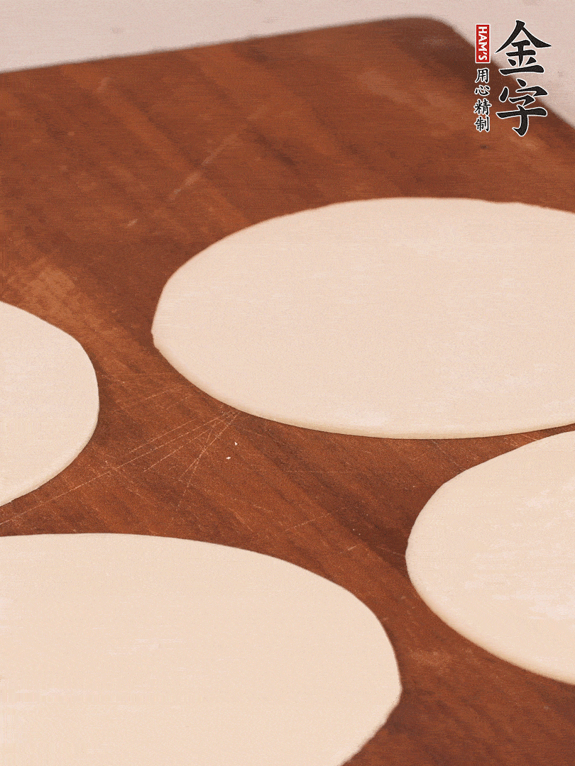 餃子皮均勻抹油，10張疊在一起，搟面杖搟開