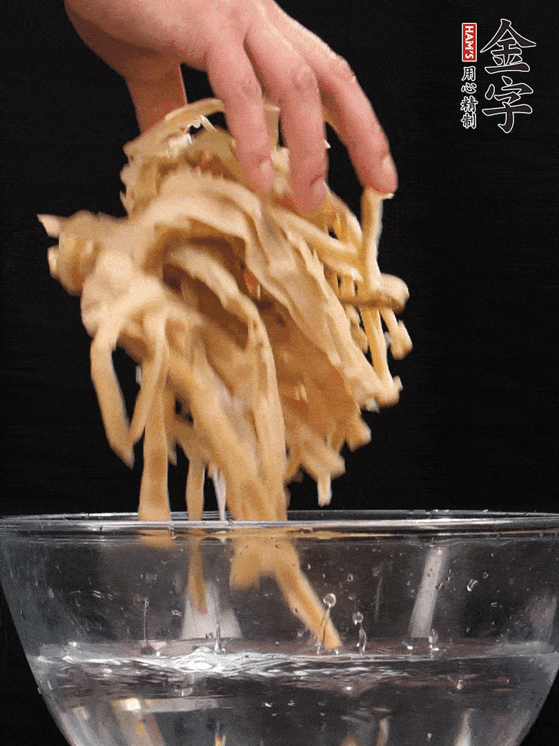 天目山筍干1把，清洗表面鹽分，用手撕成長條